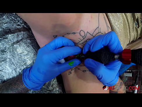 ❤️ Sully Savage, une chaudasse extrêmement tatouée, s'est fait tatouer le clitoris. ❌ Vidéo de sexe at porn fr.thebestfetishsites.ru ❤